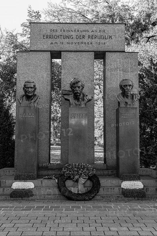 Monument to the Republic, decorated with a wreath of honour and flowers, Grete-Rehor-Park in the background, black and white photograph, Dr-Karl-Renner-Ring, Vienna, Austria, Europe