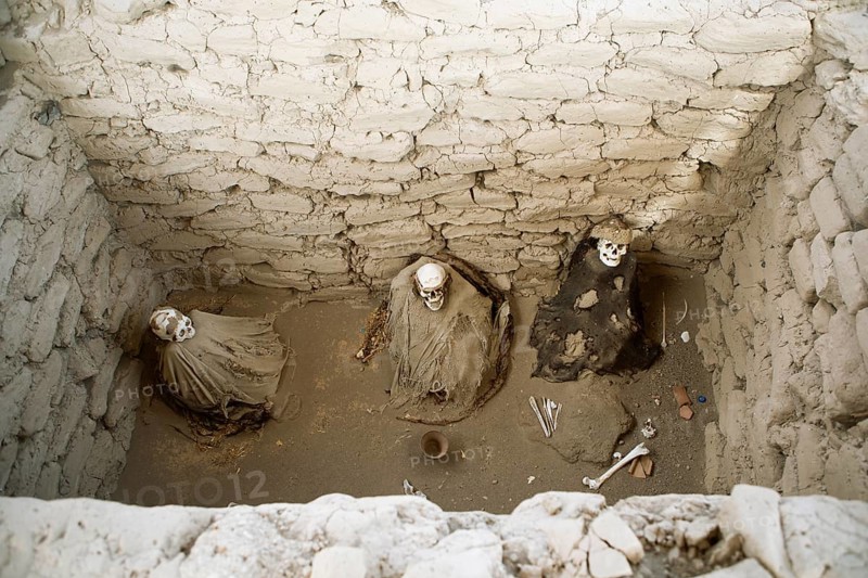 Skeletons at the Chauchilla burial ground or desert cemetery, Ica region, Nazca province, Peru, South America
