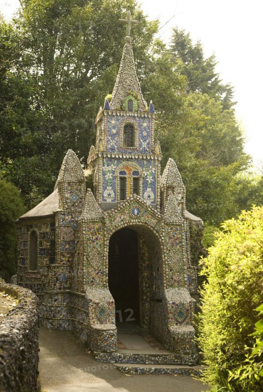 Little Chapel, Guernsey is possibly the smallest chapel in the world. It was built out of seashells and broken pottery by Brother Déodat who started work in March 1914