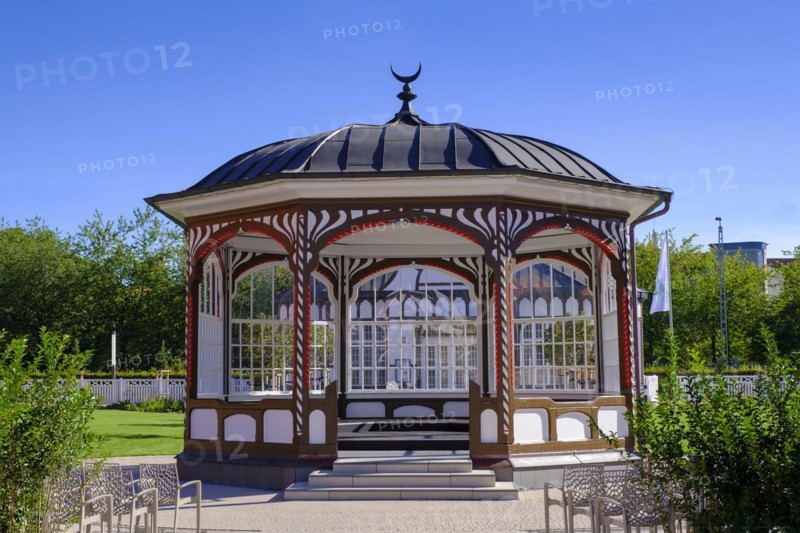 Centre of the graduation house, spa guests, flower beds, Bad Salzungen, Rhön, Wartburgkreis, Thuringia, Germany, Europe