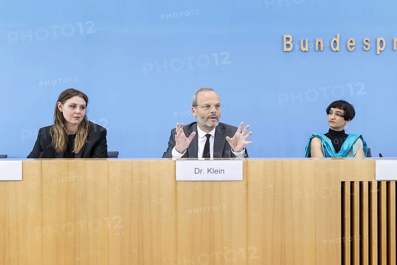 Tahera Ameer, Director of the Amadeu Antonio Foundation, Dr Felix Klein, Federal Government Commissioner for Jewish Life in Germany and the Fight against Antisemitism and Ariel Elbert, Director of Keshet Germany, recorded during a press conference at the Federal Press Conference on the topic: Antisemitic alliances after 7 October, Civil Society Situation Report on Antisemitism in Berlin, 06.06.2024