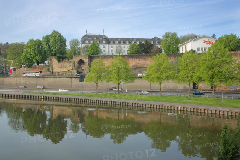 Castle with historic city fortifications, city wall, motorway, traffic, cars, Saar embankment, Saar, reflection, Saarbrücken, Saarland, Germany, Europe