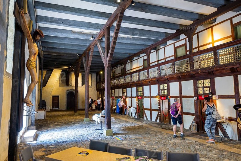 Großes Heiliges Kreuz The building complex, built in 1254, is the oldest hospice in Germany run by citizens. A hospice served as accommodation - permanently for the elderly and sick or temporarily for pilgrims or traders. Artisans exhibit their work in the rooms of the residents (the Pfründerstübchen), Altsatdt, Goslar, Lower Saxony, Germany, Europe