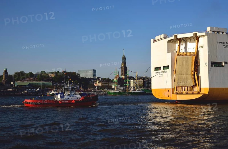 Europe, Germany, Hamburg, Elbe, View across the Elbe to the Michel, Windjammer, Container ship Grande Cotnou arriving, Roll on/roll off, Hamburg, Hamburg, Federal Republic of Germany, Europe