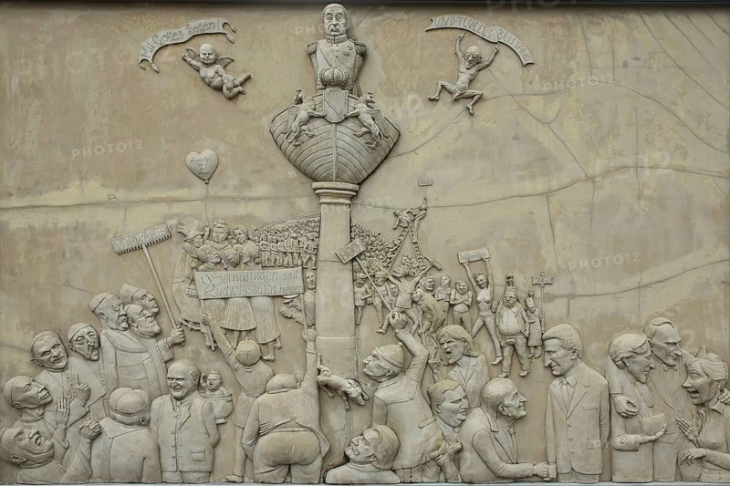 Sculpture Ludwigs Erbe by Peter Lenk 2003, ship, figures, ship's mast, detail, relief, town hall, Ludwigshafen, Bodman-Ludwigshafen, Überlinger See, Lake Constance, Lake Constance area, Hegau, Baden-Württemberg, Germany, Europe