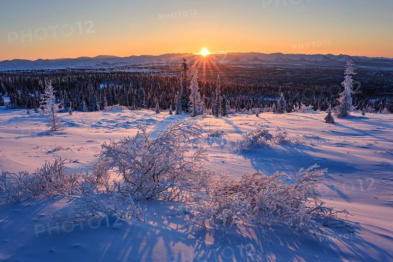 Winter mountain landscape, sunrise, sunbeams, winter, snow, cold, Dempster Highway, Yukon, Canada, North America