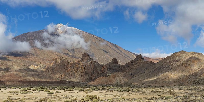 Pico del Teide, 3715m and Roques de Garcia, Teide National Park, Tenerife, Canary Islands, Spain, Europe