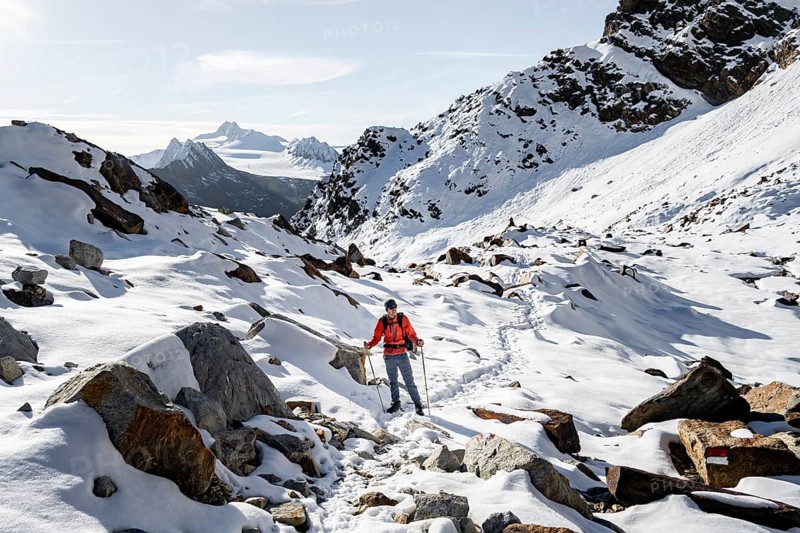 Mountaineers on the hiking trail to Ramoljoch with snow in autumn, in the morning light, Ötztal Alps, Tyrol, Austria, Europe