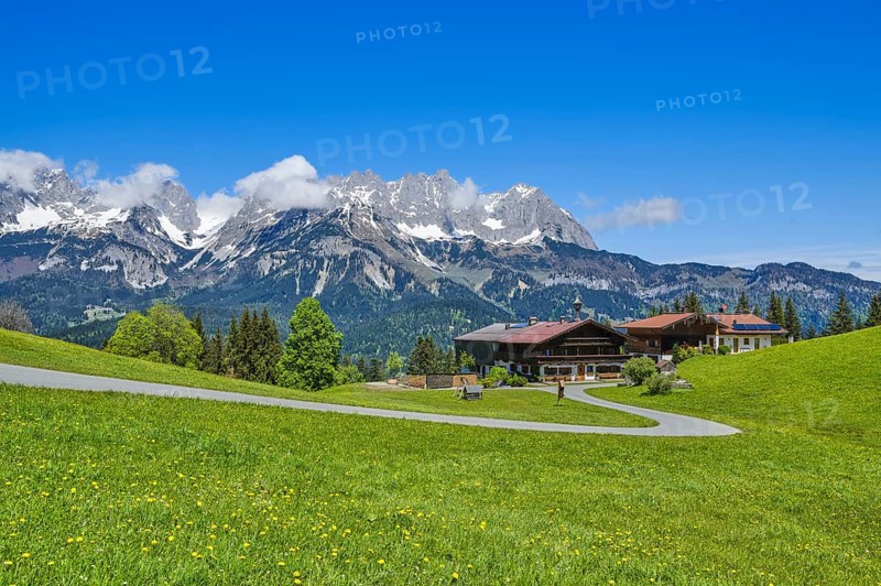 Wilder Kaiser with farmhouse, snow-covered peaks, Going am Wilden Kaiser, Tyrol, Austria, Europe