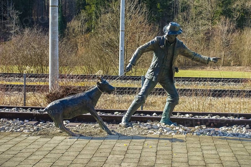 Durlesbach railway station, opened in 1849 and decommissioned in 1984, railway monument, railway memorial, group of figures by the artist René Auer, sculpture group, scene from the song Auf de schwäbische Eisebahne, Geißbock, farmer, s Bäuerle, bronze figures, Königlich Württembergischen Staats-Eisenbahnen, Durlesbach, Reute, Bad forest lake, Upper Swabia, Baden-Württemberg, Germany, Europe