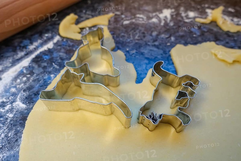 Swabian cuisine, Swabian Christmas biscuits, preparation of cookie cutters, shortbread biscuits, cat figures, cutting out raw dough with moulds, typical Swabian, baking, flour, Christmas biscuits, sweet biscuits, Gutsle, Bredle, baked goods, from the oven, traditional cuisine, food photography, studio, Germany, Europe
