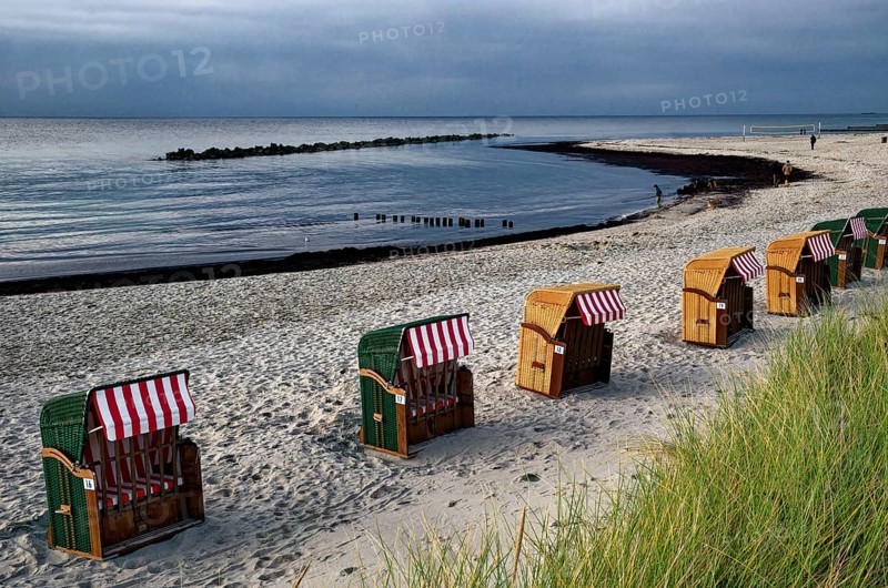 Deserted beach chairs, Baltic Sea beach, Baltic Sea coast at, Wustrow beach, evening mood, Baltic seaside resort Wustrow, Fischland-Darß-Zingst peninsula, Mecklenburg-Western Pomerania, Germany, Europe