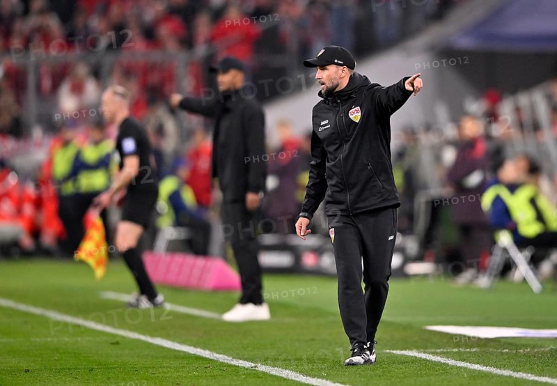 Coach Coach Sebastian Hoeneß VfB Stuttgart on the sidelines Gesture Gesture Coach Coach Vincent Kompany FC Bayern Munich FCB Allianz Arena, Munich, Bavaria, Germany, Europe