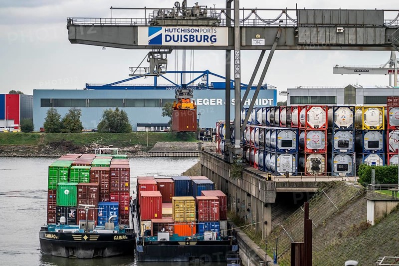 Port of Duisburg Ruhrort, Container freighter being loaded and unloaded at DeCeTe, Duisburg Container Terminal, Duisport, Duisburger Hafen AG, Duisburg, North Rhine-Westphalia, Germany, Europe