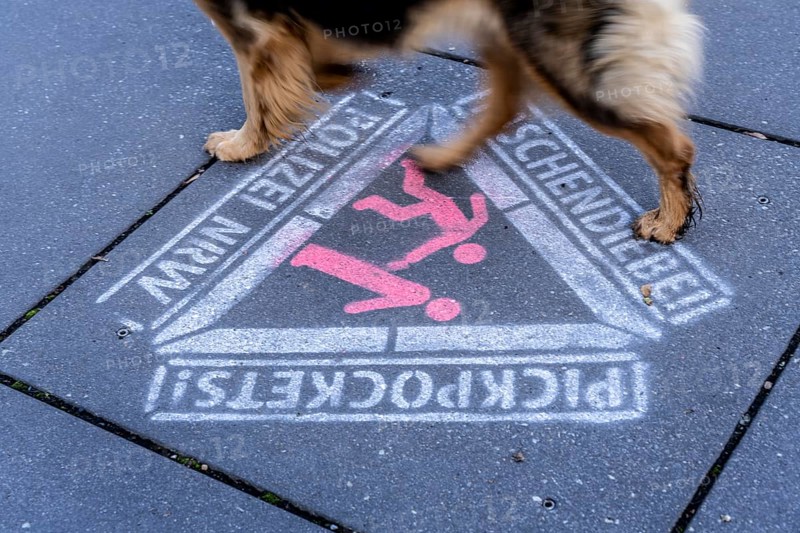 Warning against pickpockets, sprayed on the pavement, action by the North Rhine-Westphalia police, at particularly vulnerable points, such as here at the Drachenfels railway stop, Königswinter, North Rhine-Westphalia, Germany, Europe