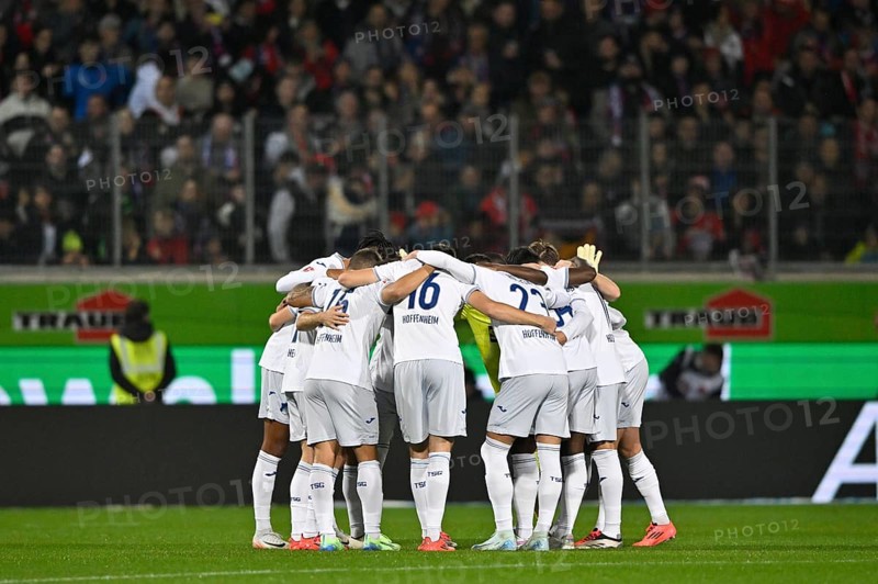 Team building, team circle in front of the start of the match TSG 1899 Hoffenheim, Voith-Arena, Heidenheim, Baden-Württemberg, Germany, Europe