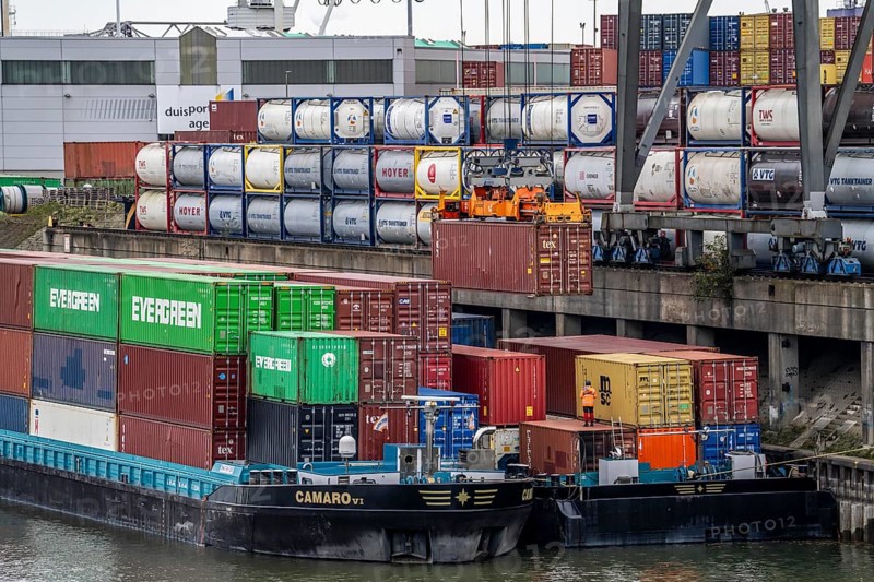 Port of Duisburg Ruhrort, Container freighter being loaded and unloaded at DeCeTe, Duisburg Container Terminal, Duisport, Duisburger Hafen AG, Duisburg, North Rhine-Westphalia, Germany, Europe