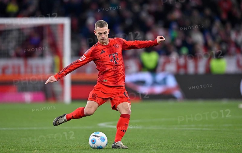 Joshua Kimmich FC Bayern Munich FCB (06) Action on the ball Allianz Arena, Munich, Bavaria, Germany, Europe