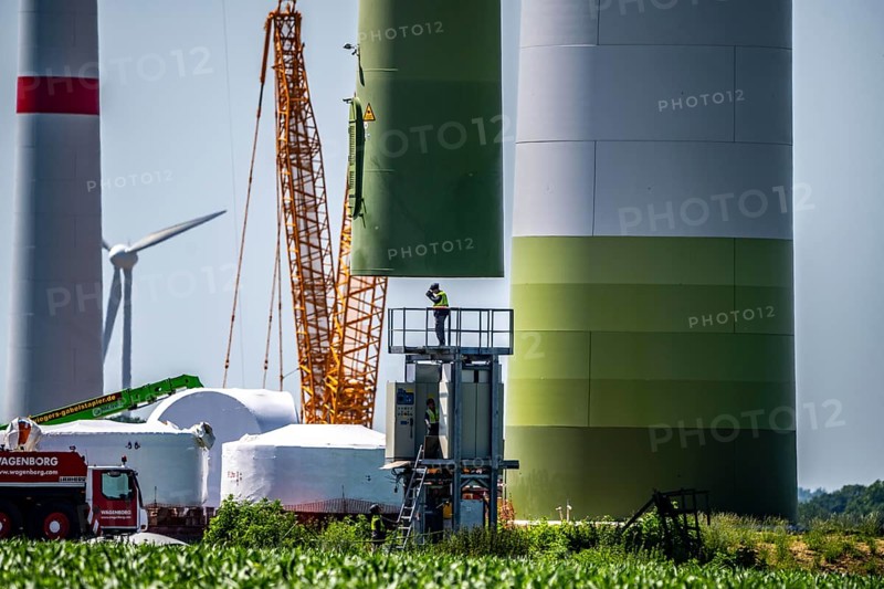 Repowering of a wind farm near Issum, here the dismantling of the tower, 9 older wind turbines from the manufacturer Enercon (model series E-58) will be dismantled, which have been in operation for over two decades, will be replaced by a total of four Enercon E-160 turbines, under construction, with a total output of 22 megawatts, Lower Rhine, North Rhine-Westphalia, Germany, Europe
