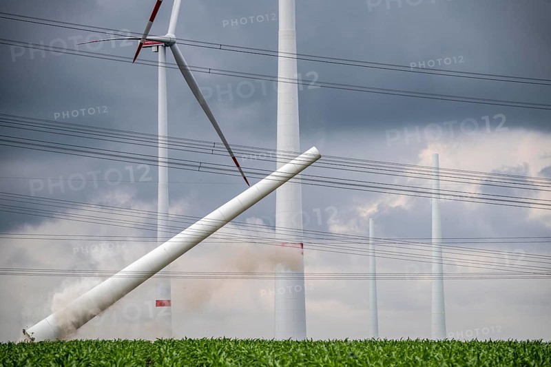 Demolition of the tower of a 20 year old wind turbine, in the Werl wind farm, 5 old Enercon E-66 turbines are demolished, 2 new Siemens SG6.6-170 wind turbines replace them, the 2 new wind turbines produce twice as much energy, 12 MW power, as the 5 old wind turbines, called repowering, Werl, North Rhine-Westphalia, Germany, Europe