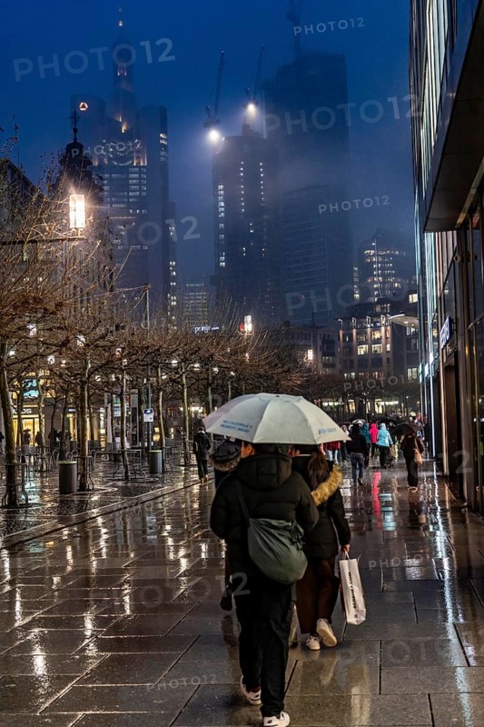 Rainy weather, freezing rain, pedestrian zone Zeil, shopping street, high-rise skyline in clouds, passers-by hurrying through the damp, icy weather, Frankfurt am Main, Hesse, Germany, Europe