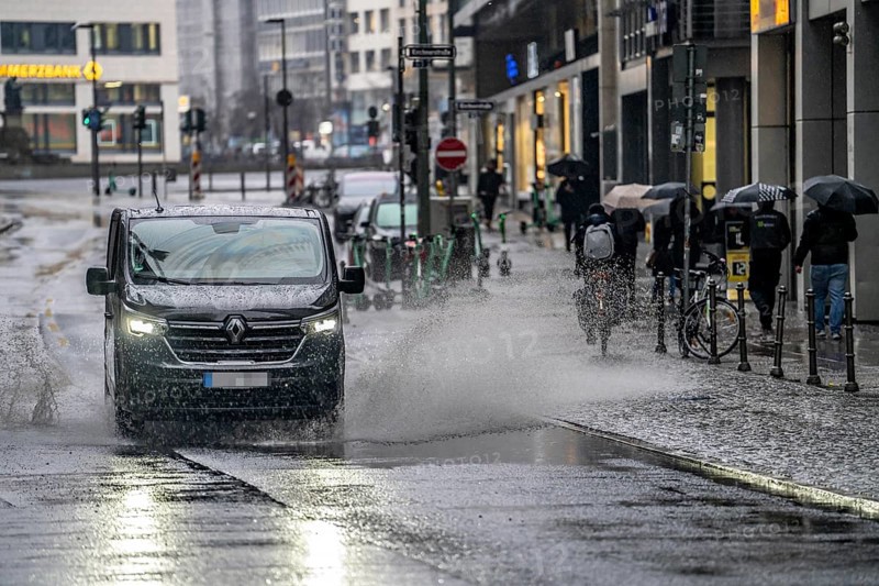 Winter, rainy weather, freezing rain, large puddle, puddle of water, in the city centre, Große Gallusstraße, vehicles driving through, spraying water fountains, Frankfurt am Main, Hesse, Germany, Europe