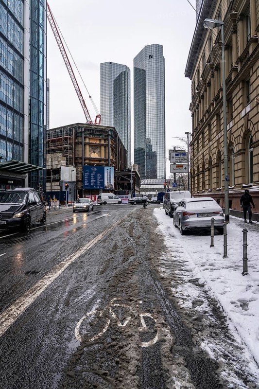Onset of winter, poorly cleared cycle lane, in the city centre of Frankfurt, Hesse, Germany, Europe