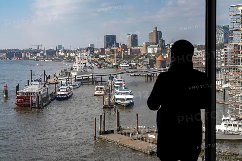 View from the visitor level of the Elbe Philharmonic Hall, tourists on the Elbe and Hamburg at the Landungsbrücken, Hamburg, Germany, Europe