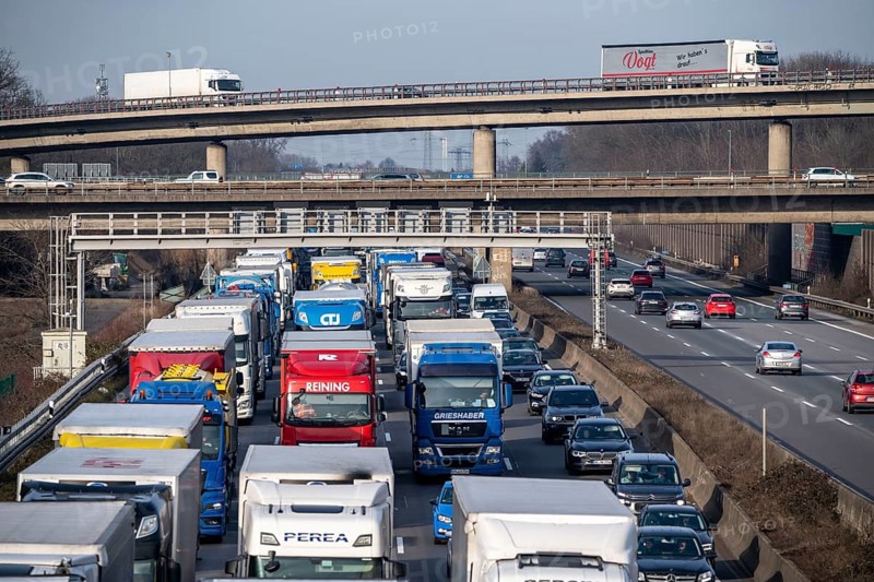 Traffic jam on the A3 motorway, at the Köln-Ost junction, heading south, four lanes jammed with cars and many trucks, over 8 kilometres in total, Cologne, North Rhine-Westphalia, Germany, Europe
