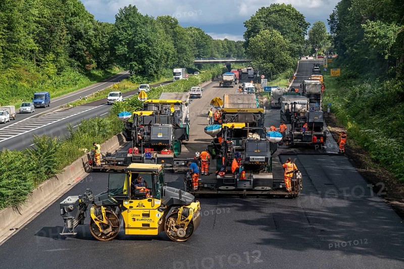 Renewal of the road surface on the A40 motorway between the Kaiserberg junction and Mülheim-Heißen, in the direction of Essen, over a length of 7.6 kilometres, with whisper asphalt, so-called open-pored asphalt, 10-day closure of the motorway, North Rhine-Westphalia, Germany, Europe