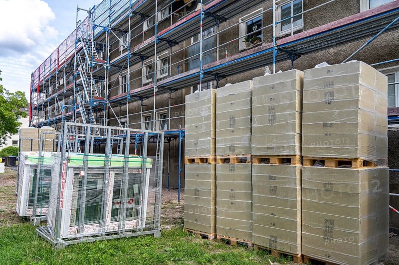Energy-efficient refurbishment of an apartment block, thermal insulation, new windows and new roof covering