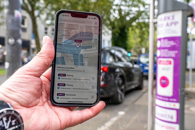Parking in public spaces via parking app, EasyPark, here in Bochum, parking ticket machine where you can pay by cash and card, or by app, North Rhine-Westphalia, Germany, Europe