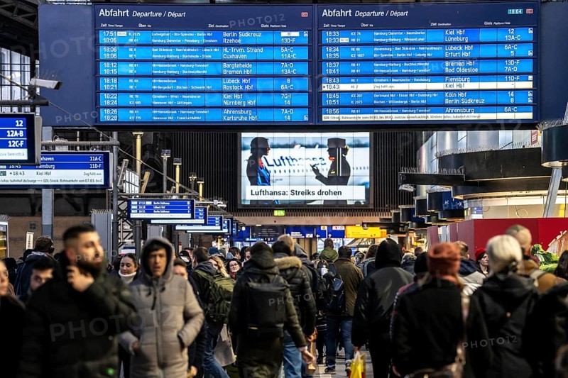 Display boards at Hamburg central station, evening rush hour, in front of another GDL, train driver strike, full station, reference to the VERDI strike at Lufthansa, news screen, Wandelhalle, Germany, Europe