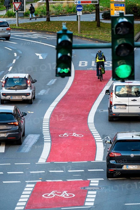 The new environmental lane on Schützenbahn street in Essen city centre, cyclists and buses have their own lane, traffic lights give cyclists a time advantage over cars, Essen, North Rhine-Westphalia, Germany, Europe
