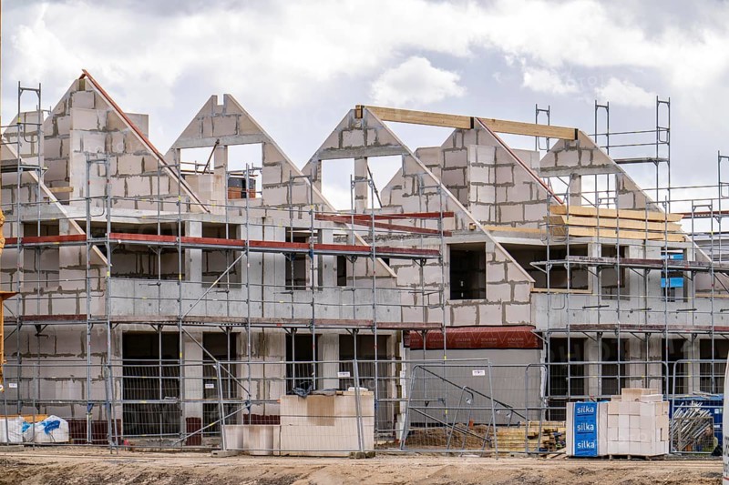 New development district, around 140 detached and semi-detached villas being built in the south of Duisburg, various property developers, shells, construction work, North Rhine-Westphalia, Germany, Europe