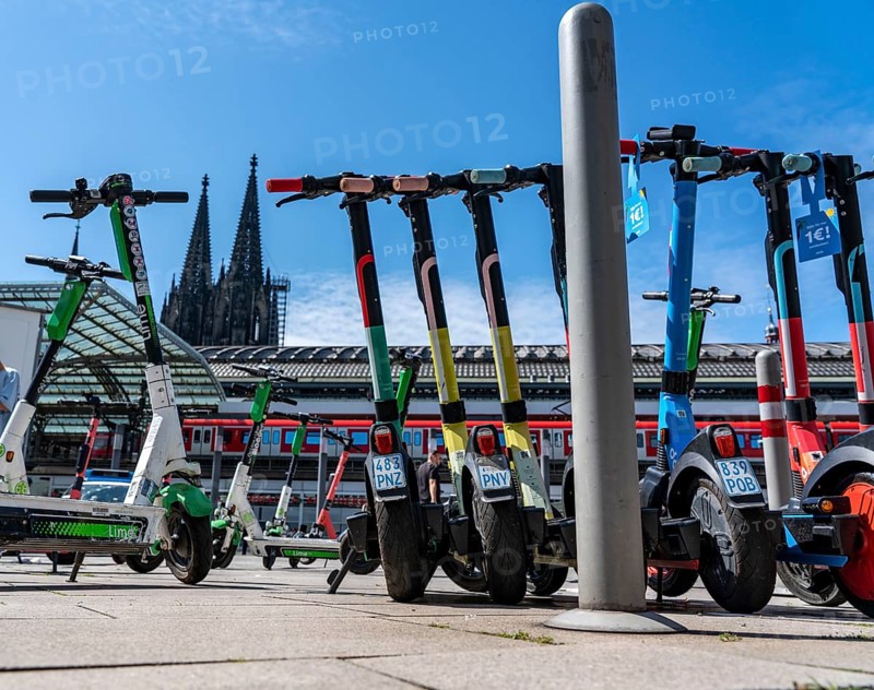 A large number of electric scooters are parked on Breslauer Platz, in front of Cologne Central Station, legal parking area, partly signposted, Cologne, North Rhine-Westphalia, Germany, Europe