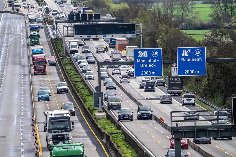 Motorway A3 near Flörsheim, in front of the Mönchhof motorway junction, narrowing of lanes due to roadworks, Hesse, Germany, Europe