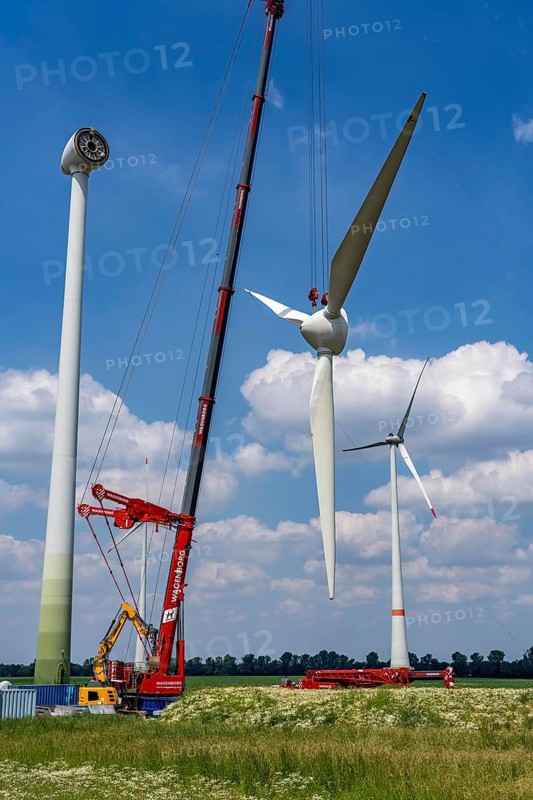 Repowering of a wind farm near Issum, 9 older wind turbines from the manufacturer Enercon (model series E-58) will be dismantled, which have been in operation for over two decades, will be replaced by a total of four Enercon E-160 turbines, under construction, with a total output of 22 megawatts, Lower Rhine, North Rhine-Westphalia, Germany, Europe