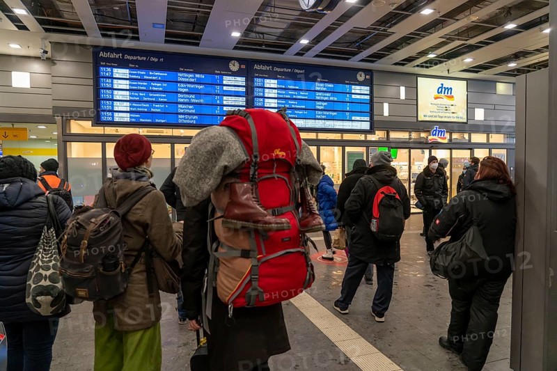 Essen main station, travellers inform themselves about cancelled train connections, partly full closure of rail traffic, due to a winter onset with lots of fresh snow and temperatures below -5 degrees during the day, Essen, North Rhine-Westphalia, Germany, Europe
