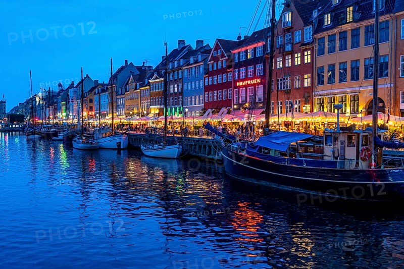 Nyhavn, in the Frederiksstaden district, in the evening, harbour district with houses over 300 years old, promenade with many cafés, pubs, restaurants, canal, tourist attraction, Copenhagen, Denmark, Europe