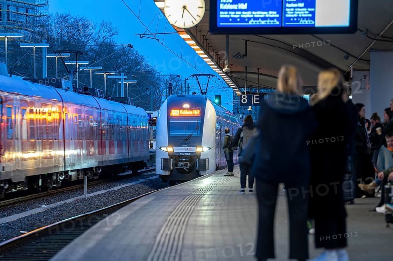 Cologne-Deutz railway station, platform for local trains, S-Bahn, regional trains, Cologne, North Rhine-Westphalia, Germany, Europe