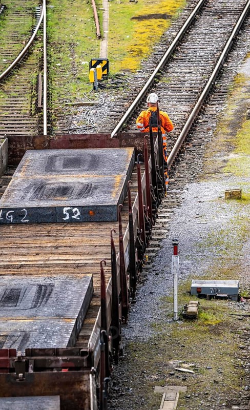 Goods train with steel slabs at the Mülheim-Styrum marshalling yard, on the railway line between Mülheim an der Ruhr and Duisburg, busy railway line, for local and long-distance traffic, freight traffic, North Rhine-Westphalia, Germany, Europe