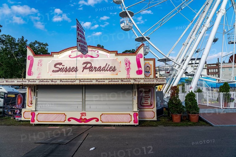 Happy Colonia funfair, Corona-compliant funfair at the Deutzer Werft, on the Rhine, a temporary amusement park of the Cologne showground community, under Corona conditions, with admission, distances, one-way street, Cologne, North Rhine-Westphalia, Germany, Europe