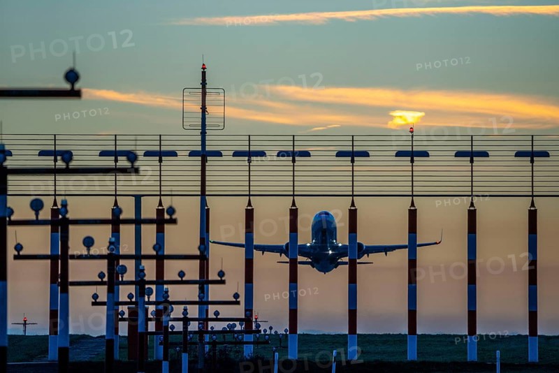 Düsseldorf International Airport, DUS, take-off and landing runway, aircraft taking off, Runway 05R/23L, Düsseldorf, North Rhine-Westphalia, Germany, Europe