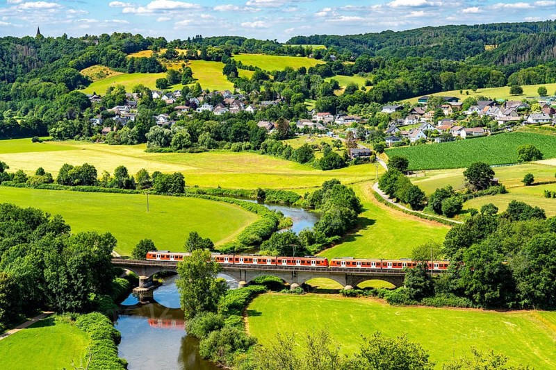 The River Sieg, between Oberauel and Blankenberg, near Hennef, bridge over the Sieg, for cyclists and railways, S-Bahn and regional railway line between Au (Sieg) and Aachen, regional transport in Oberbergisches Land, North Rhine-Westphalia, Germany, Europe