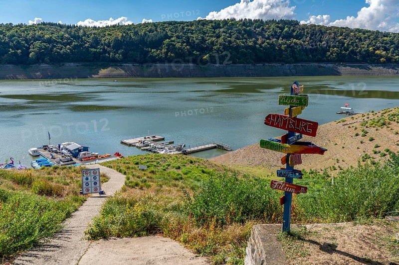 The Edersee, near Waldeck, the third largest reservoir in Germany, currently has only just under 13% of its normal level, the lake was last full in May 2022, dried out due to lack of rain, jetty, boost jetty at the barrier wall, the water level is a good 25 metres below the normal level, Hesse, Germany, Europe