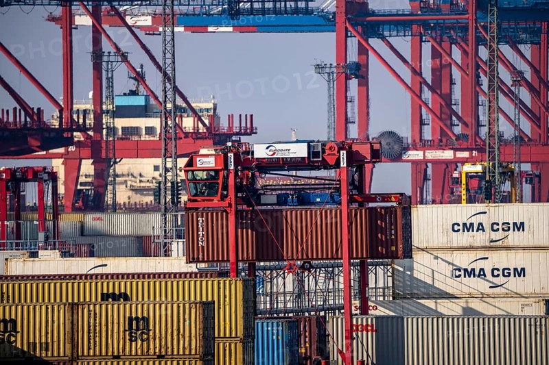 Container terminal in the seaport of Bremerhaven, Eurogate Container Terminal with almost 50 container gantry cranes, cranes, on a length of over 4 KM at the mouth of the Weser, straddle carriers bring the containers to and from the container ships, or store them between, Bremerhaven, Bremen, Germany, Europe
