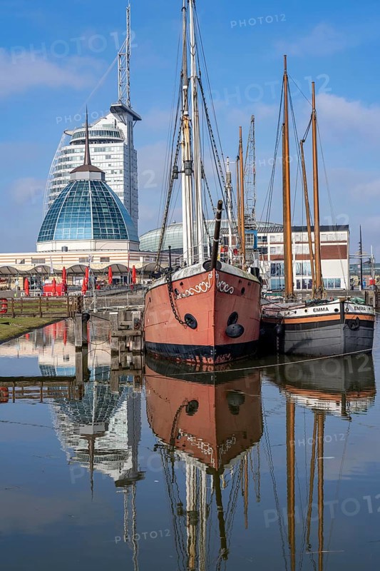 Old harbour, harbour basin, harbour district, Sail City building, Klimahaus Bremerhaven, museum ships Emma, Elbe 3 lightship, part of the Harbour Worlds, in Bremerhaven, Bremen, Germany, Europe