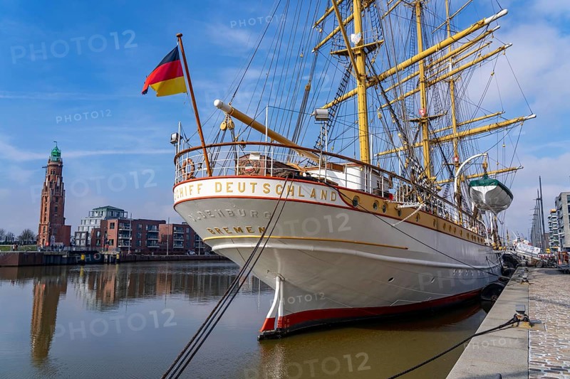 New harbour, harbour basin, harbour district, residential buildings, office buildings, marina and museum ships, training ship Germany, part of the Harbour Worlds, in Bremerhaven, Bremen, Germany, Europe