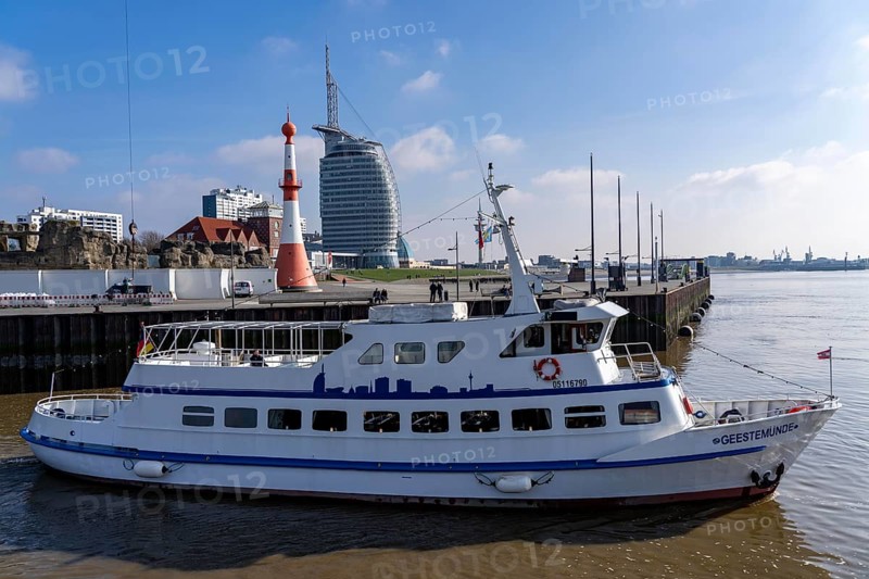 Skyline of Bremerhaven, Atlantic Sail City Hotel skyscraper, excursion boat Geestemünde, leaving the lock Neuer Hafen into the Weser, front light Bremerhaven, a red and white striped lighthouse, at Willy-Brandt-Platz, at the Seebäderkaje, Strandhalle, Bremen, Germany, Europe